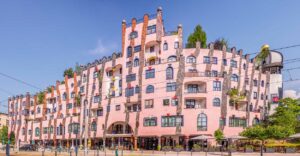 Hundertwasserhaus Gruene Zitadelle | Gröna citadellet, Magdeburg, Deutchland | Germany: Exterior | Außenansicht,  Architect Friedensreich Hundertwasser [2018] www.architecturephotography.nu<br>Lat: 52.126850N, Long: 11.634192E Copyright © Kristian Adolfsson: www.adolfsson.photo