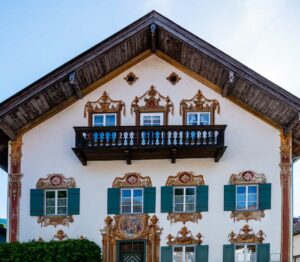 Lüftlmalerei (Fassadenmalerei), Dorfstraße 43, Haus Hochenleitter, Oberammergau, Bavaria | Bayern, Germany | Deutschland | Tyskland [2018] www.architecturephotography.nuLat: 47.596743N, Long: 11.064805E Copyright © Kristian Adolfsson: www.adolfsson.photo