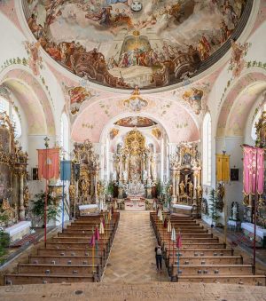 St Peter und Paul Kirche, Oberammergau, Bavaria | Bayern, Germany | Deutschland: Nave, altar, screen, interior | Kirchenschiff, Altar, Altarretabel, Innenansicht [2018]<br>Lat: 47.596157N, Long: 11.066071E Copyright © Kristian Adolfsson / www.adolfsson.photo